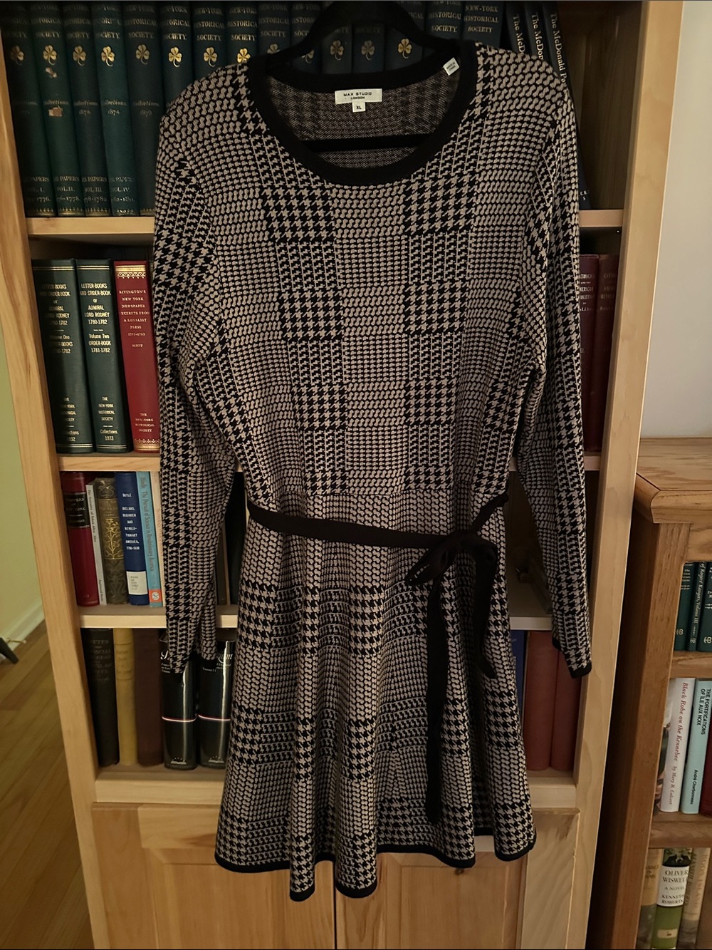 Max Studio Black and Cream Houndstooth Long Sleeve Knit Dress with Self-Tie Belt